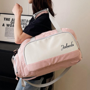 BOLSO DE VIAJE Y DEPORTE 52x27CM ROSA EN USO