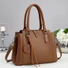 CARTERA V EN TENDENCIA 30X20 CM A2560