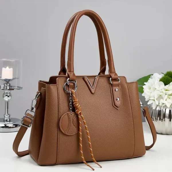 CARTERA V EN TENDENCIA 30X20 CM A2560